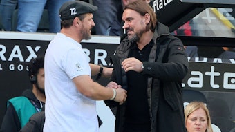 Daniel Farke, Trainer von Borussia Mönchengladbach (r.), und Steffen Baumgart vom 1. FC Köln beim Handschlag vor dem Bundesliga-Derby am 9. Oktober 2023.
