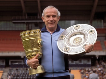 Trainer Hennes Weisweiler Köln präsentiert den DFB-Pokal und die Meisterschale.