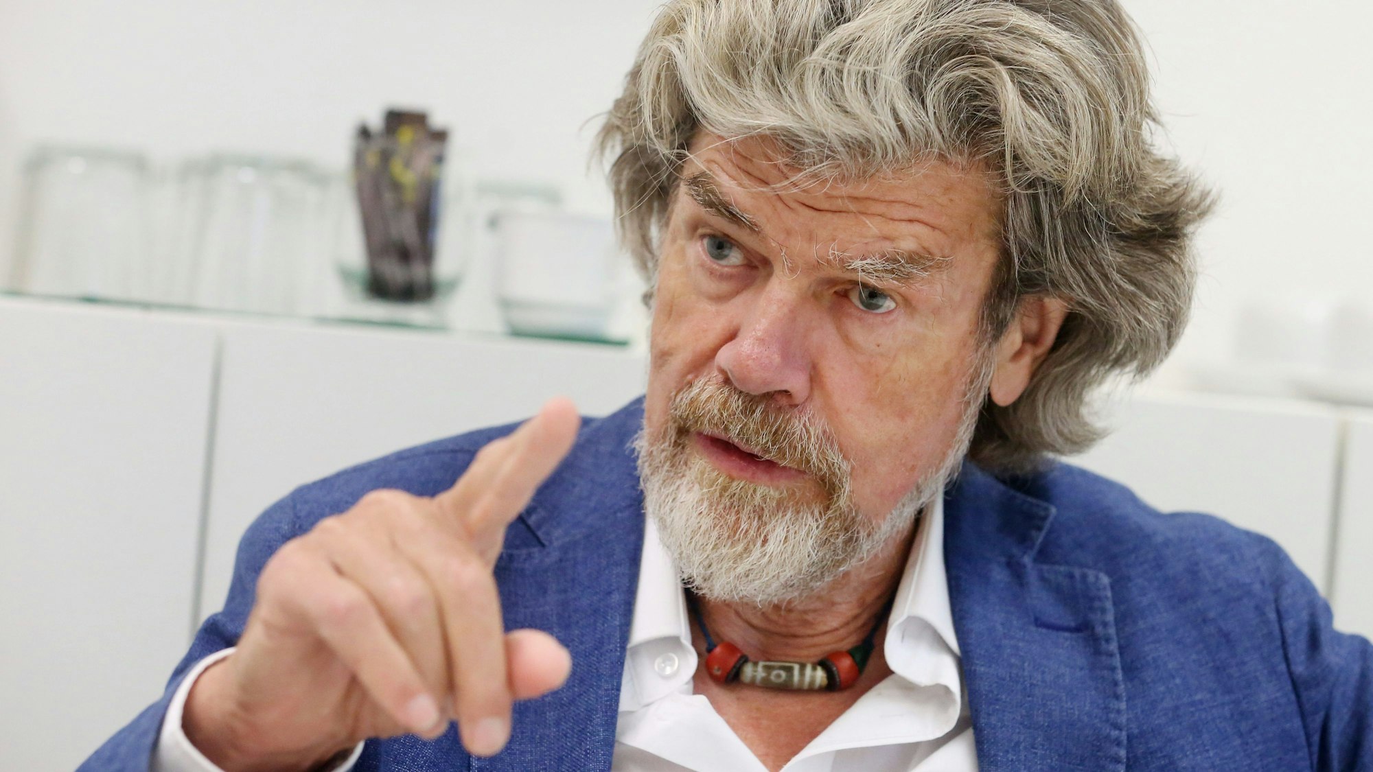Reinhold Messner beantwortet Fragen eines Journalisten.