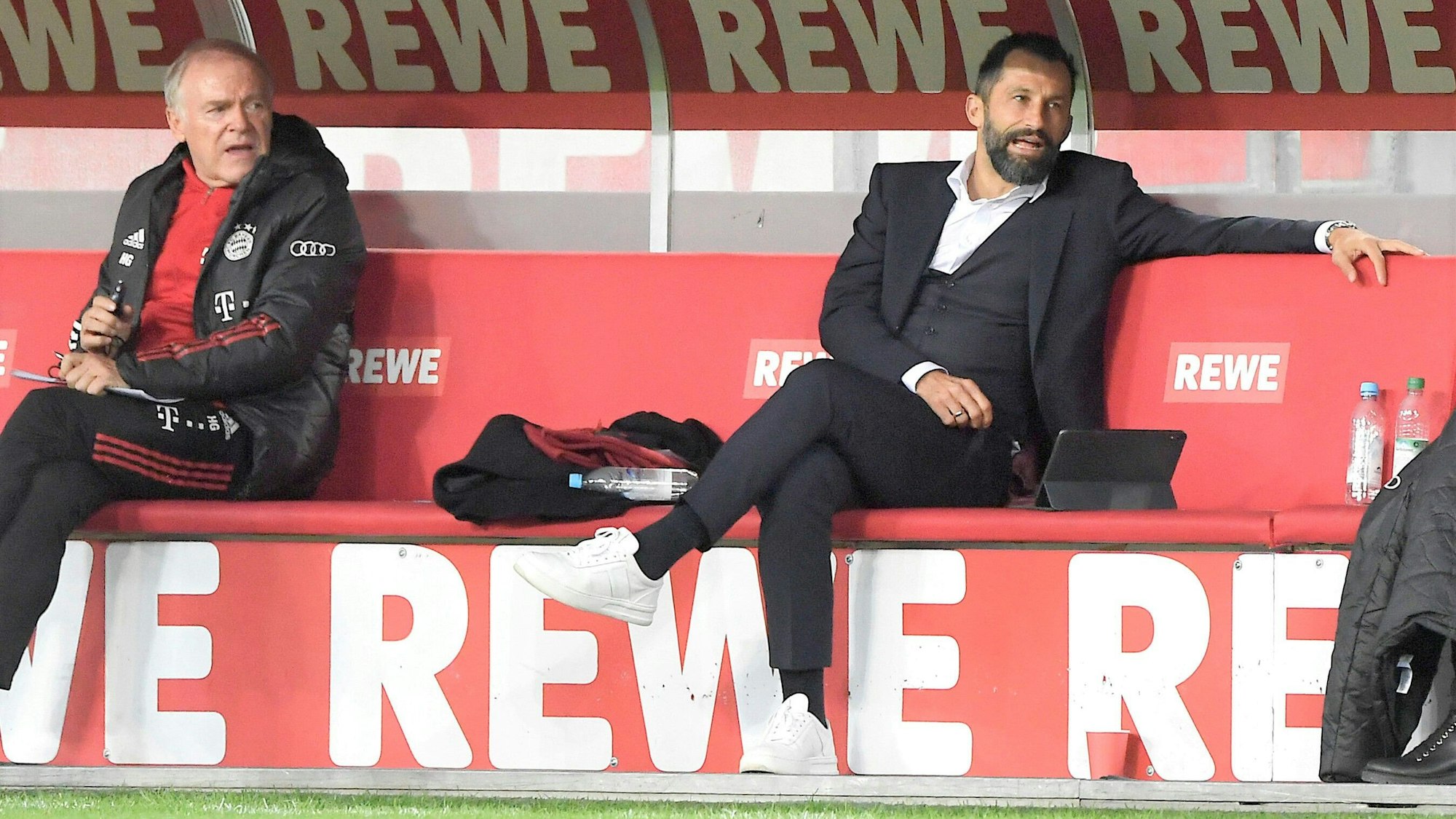 Hermann Gerland und Hasan Salihamidzic sitzen vor dem Gastspiel des FC Bayern München in Köln auf der Ersatzbank.