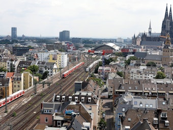 Blick auf die Gleisanlagen zwischen dem Kölner Hauptbahnhof und der S-Bahn Haltestelle Hansaring.