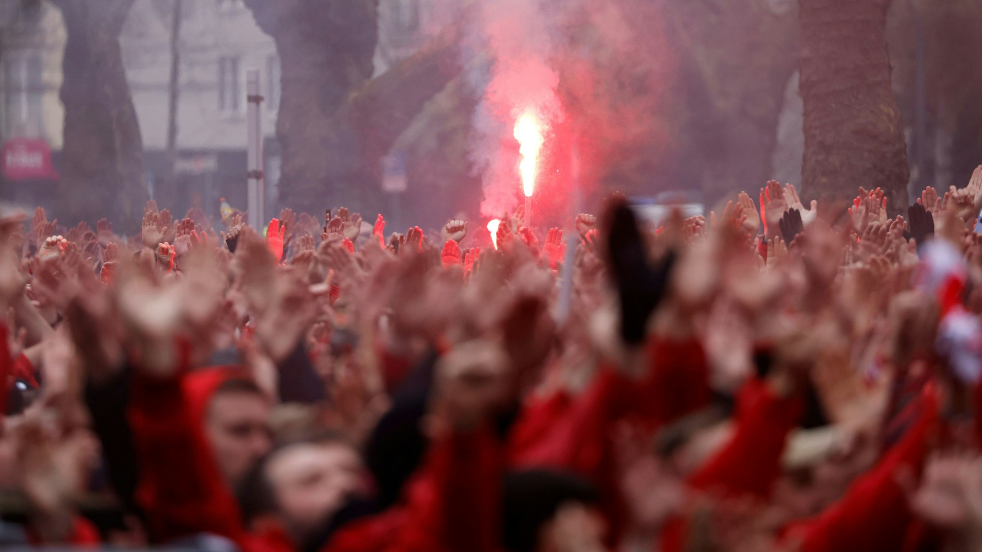 An der Kreuzung Aachener Straße/Gürtel trafen sich viele Fans, die sich verabredet hatten, rote Oberkörper zu tragen. Einige Bengalos wurden entzündet.