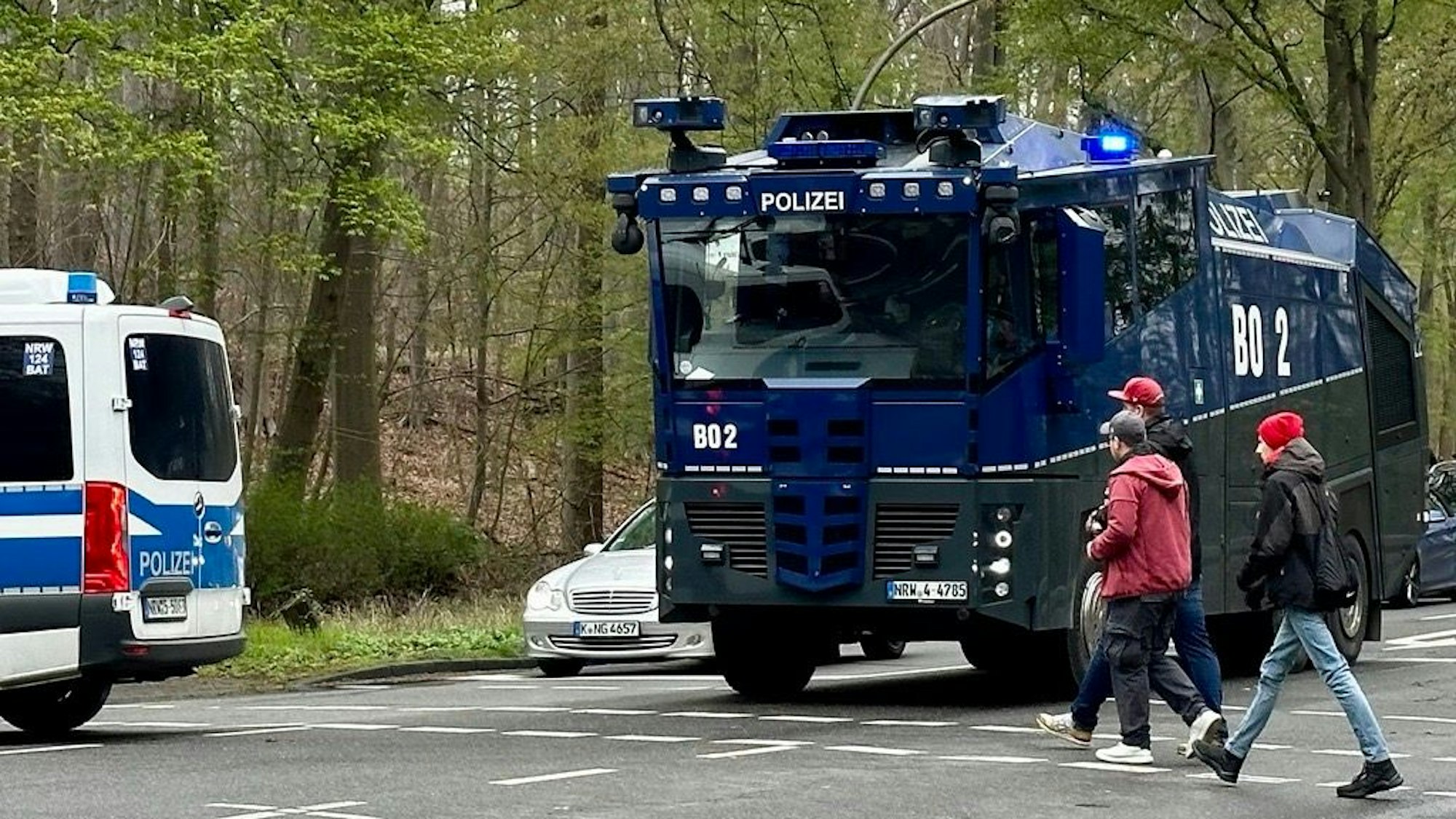 Ein Wasserwerfer der Kölner Polizei in der Nähe des Rhein-Energie-Stadions.