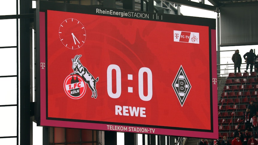 Die Anzeigetafel im Rhein-Energie-Stadion zeigt den 0:0-Endstand zwischen dem 1. FC Köln und Borussia Mönchengladbach am 2. April 2023 an.