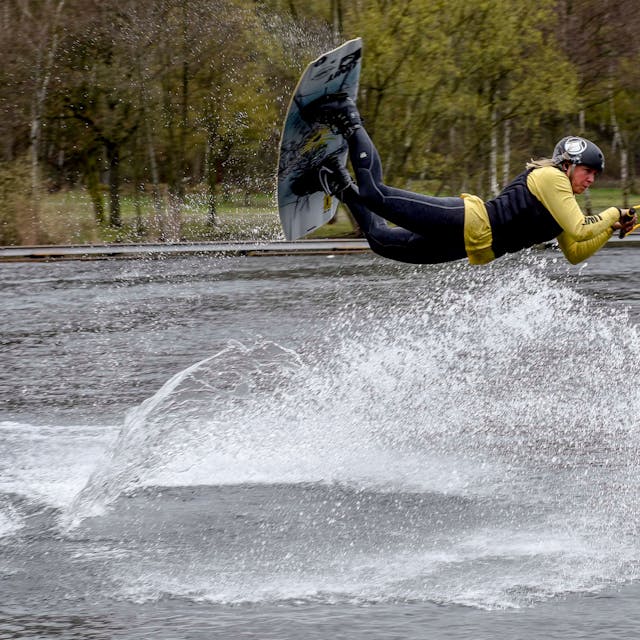 Das Bild zeigt Sportlerin Sabrina Zistig bei einem Sprung mit dem Wakeboard auf dem Bleibtreusee.