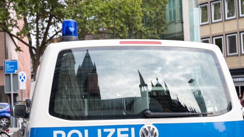 Der Dom spiegelt sich in einem Fenster eines Polizeifahrzeuges. (Symbolbild)