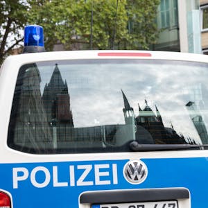 Köln: Der Dom spiegelt sich in einem Fenster eines Polizeifahrzeuges. (Symbolbild)