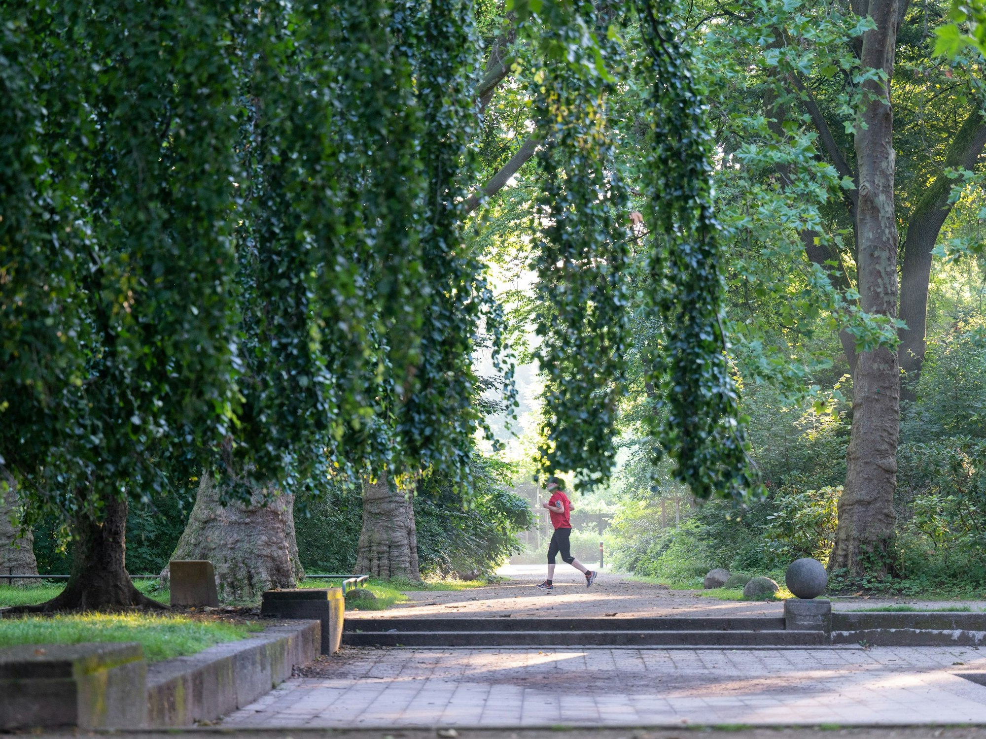 Eine Frau joggt im Blücherpark.