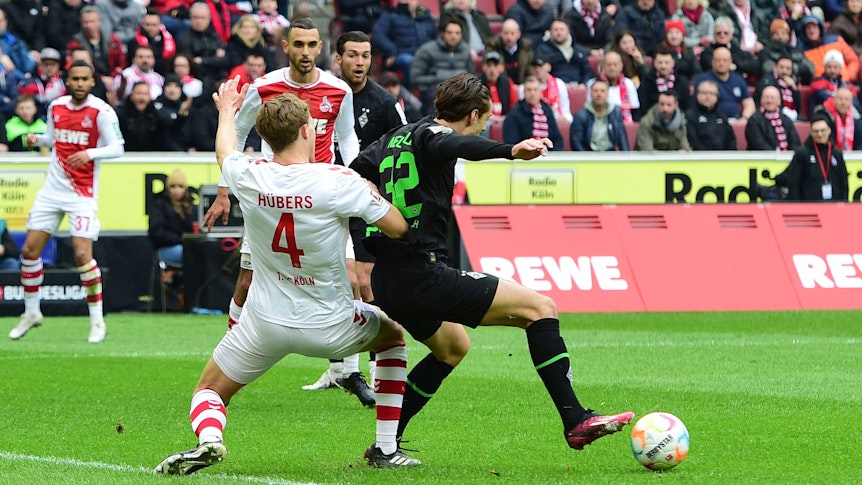 Timo Hübers vom 1. FC Köln am 2. April 2023 foult im Zweikampf Florian Neuhaus von Borussia Mönchengladbach, einen Elfmeter gibt es nicht.