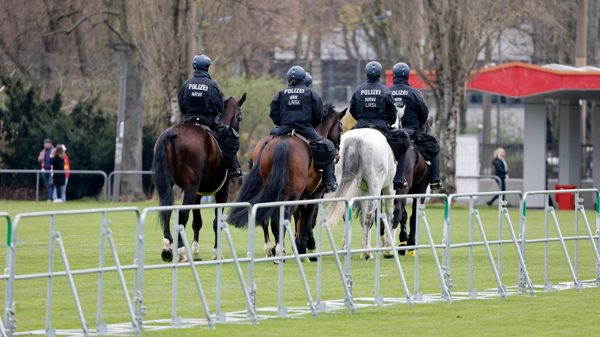 Vor dem Rhein-Energie-Stadion patroulliert eine Polizei-Reiterstaffel aus fünf Pferden.