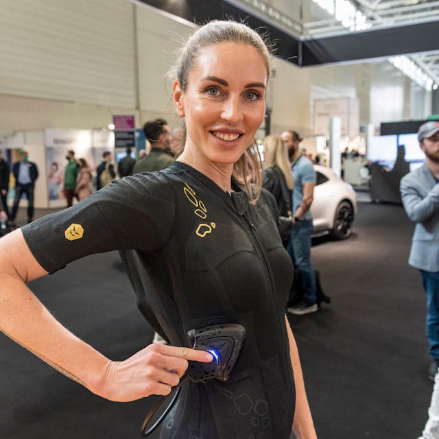 Ein Modell drückt sich ein elektronisches Fitness-Messgerät an die Hüfte: Nach zwei Jahren Corona-Pause hatte im April 2022 in der Kölnmesse wieder die Fitnessmesse Fibo stattgefunden.