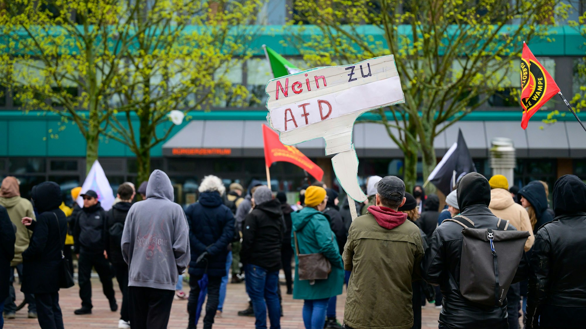 Menschen bei der Demo gegen die AfD in Chorweiler