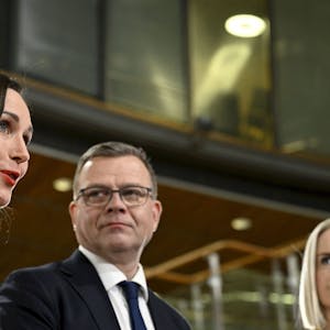 Sozialdemokratin und Premierministerin Sanna Marin mit Herausforderern Petteri Orpo und Rikka Purra