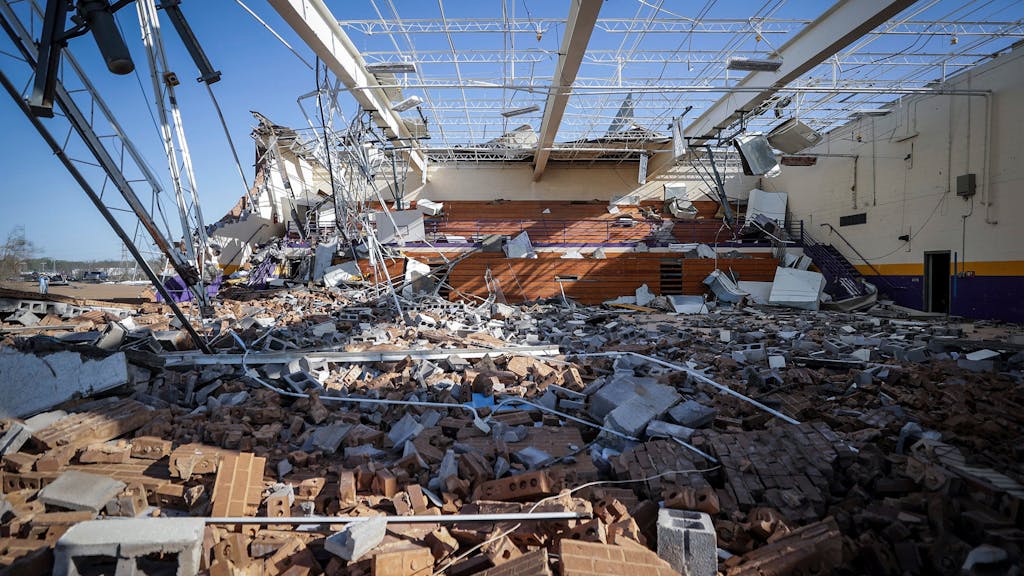 Die Turnhalle der Crestview Elementary School, in der sich die Schüler normalerweise versammeln, um sich vor den Stürmen zu schützen, wurde am Samstag, 1. April 2023 (Ortszeit) von einem Tornado beschädigt.