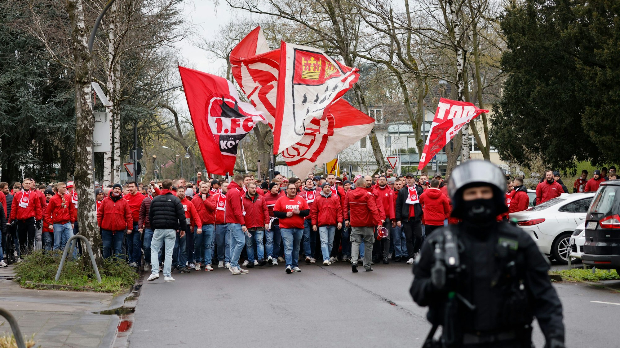 Mehrere Hundert Fans des 1. FC Köln ziehen vor dem Revierderby begleitet von Einsatzkräften der Polizei in einem Fanmarsch zum Stadion.