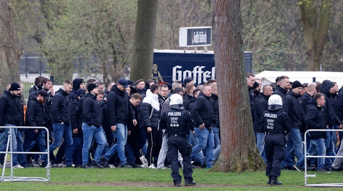 Einsatzkräfte der Polizei sichern das Ankommen der Gladbacher Fans am Stadion.