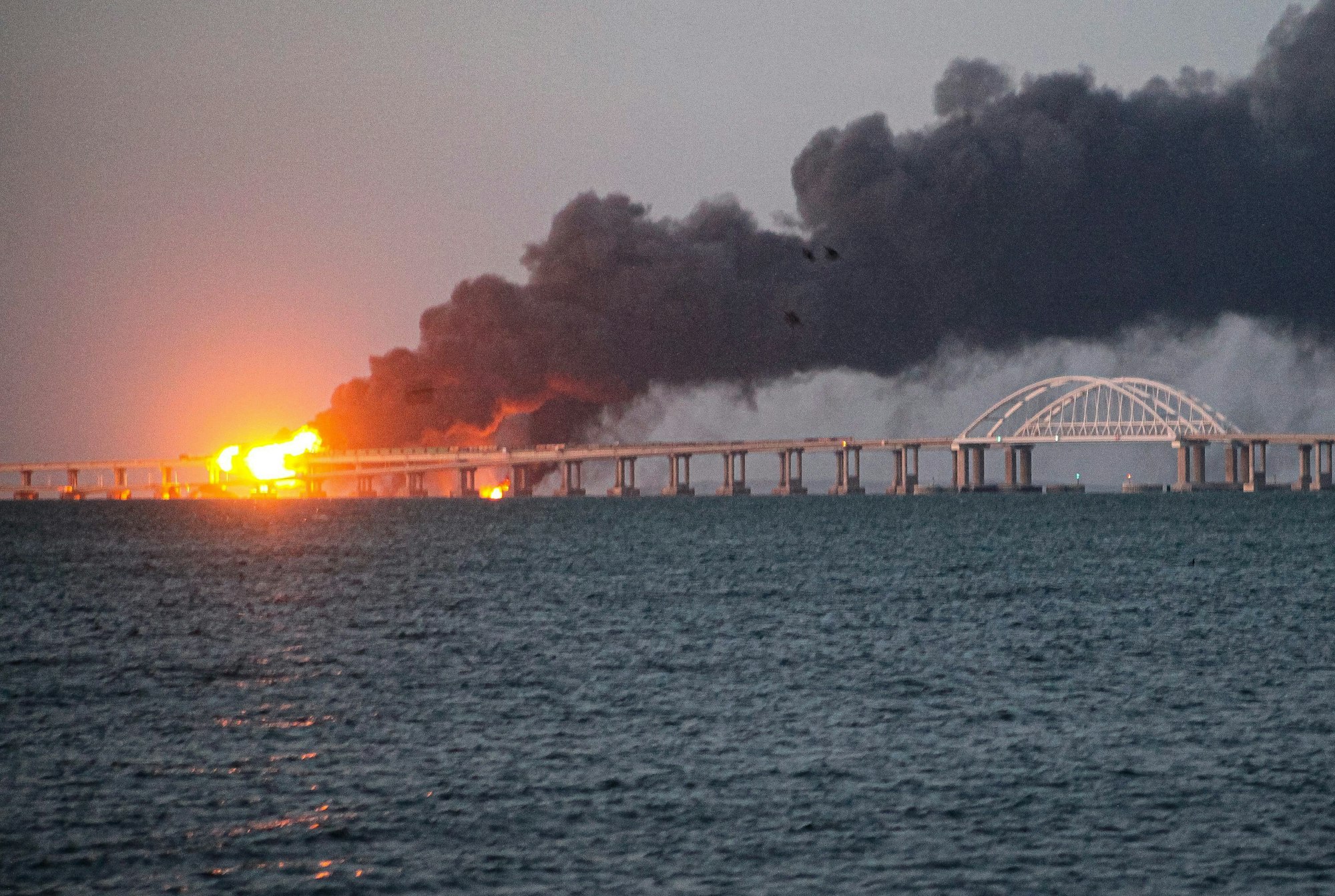 Flammen und Rauch steigen von der Krim-Brücke auf, die das russische Festland und die Halbinsel Krim über die Straße von Kertsch verbindet. Die Ukraine hat die Brücke bereits mehrfach angegriffen, aber bisher nicht zerstören können. (Archivbild)