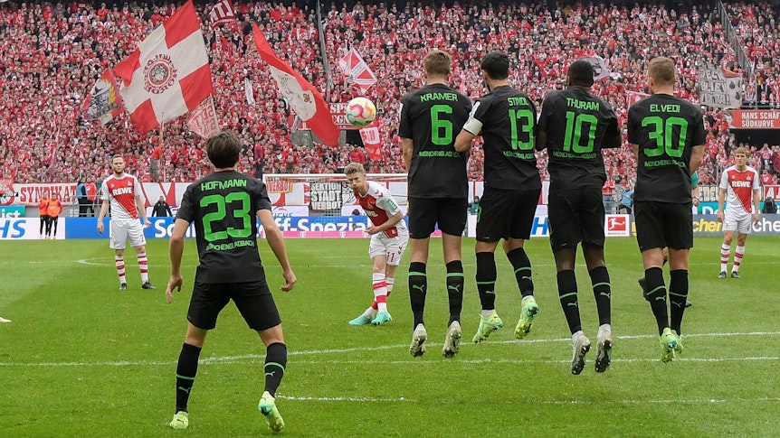 Am Sonntag (2. April 2023) erzielte Borussia Mönchengladbach ein 0:0 beim 1. FC Köln. Das Foto zeigt Kölns Florian Kainz beim Freistoß.