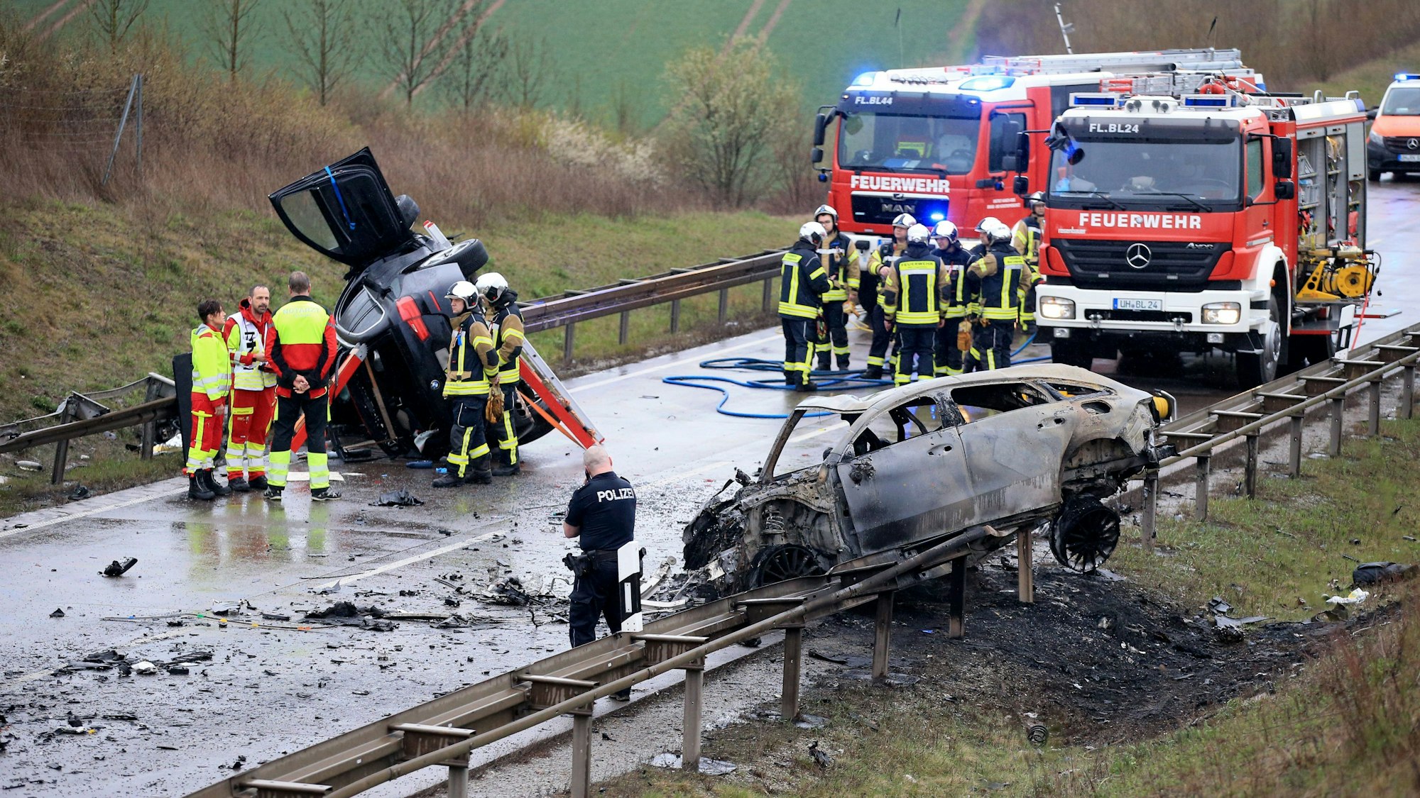 Bad Langensalza: Ein ausgebrannter PKW und ein weiteres verunfalltes Fahrzeug stehen an der Unfallstelle auf der B247.