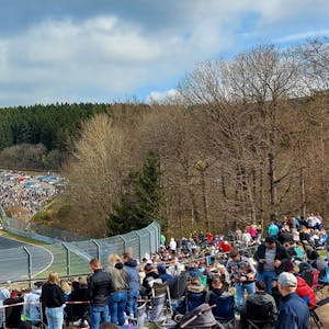 Tausende Motorsportfreunde und Mitglieder der Tuning-Szene treffen sich am Karfreitag zum "Car Friday" auf dem Nürburgring