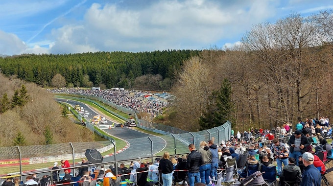 Tausende Motorsportfreunde und Mitglieder der Tuning-Szene treffen sich am Karfreitag zum "Car Friday" auf dem Nürburgring