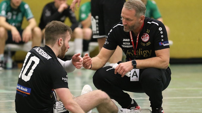 Handballer Simon Schöller und der Trainer des TV Palmersheim, Peter Trimborn.
