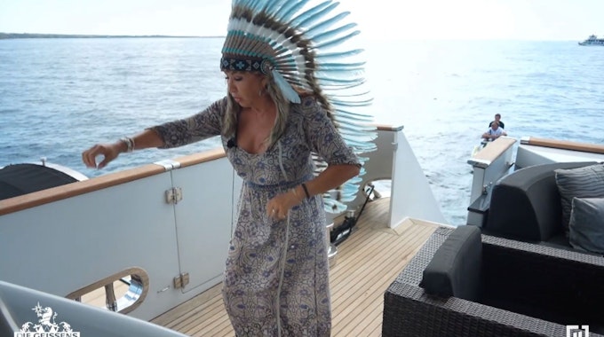 Carmen Geiss tanzt in einer Folge der RTLZWEI-Show „Die Geissens“ (TV-Ausstrahlung: 3. April 2022) auf einem der Boote der Familie. Dabei hat sie sich als Indianerin verkleidet.