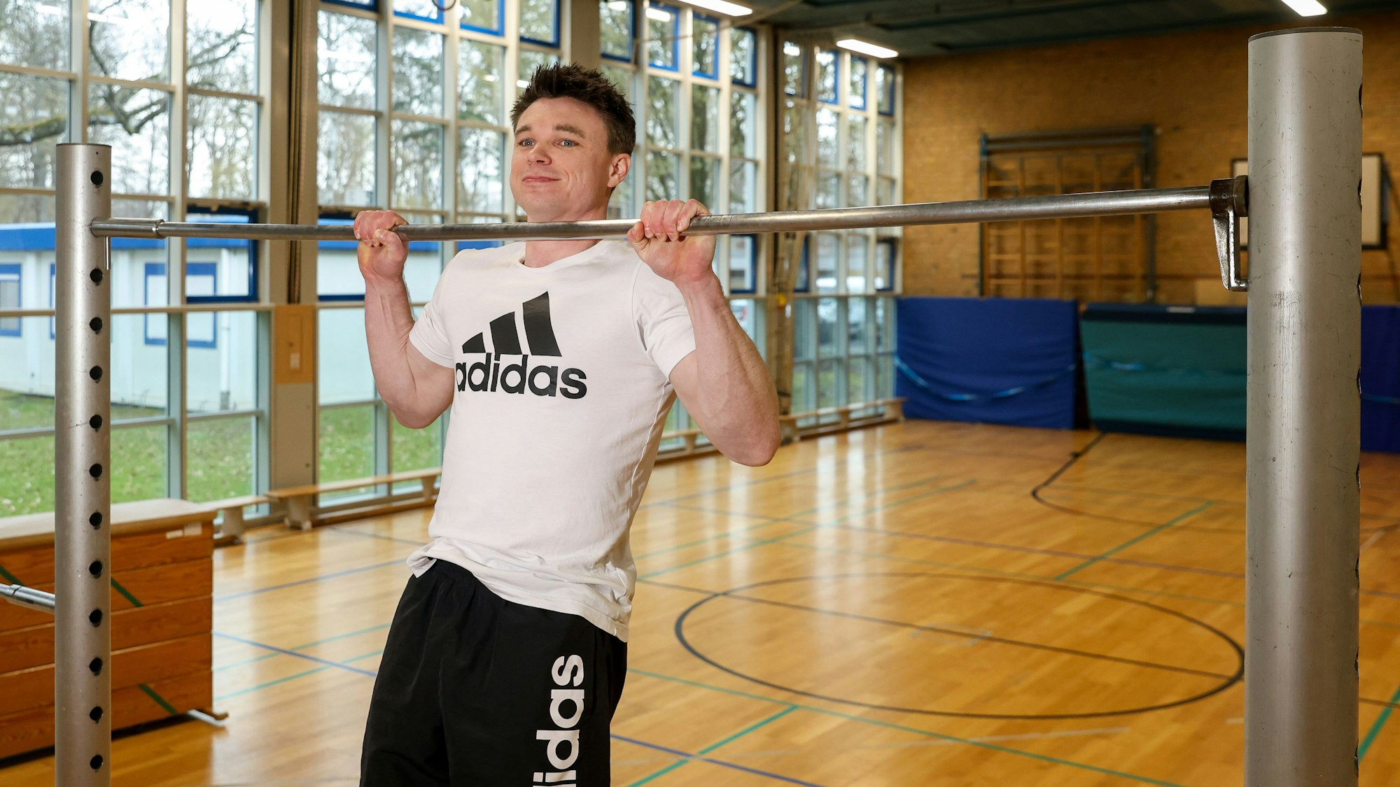 Jonas Rohleder von der Sporthochschule Köln zeigt einen Klimmzug
