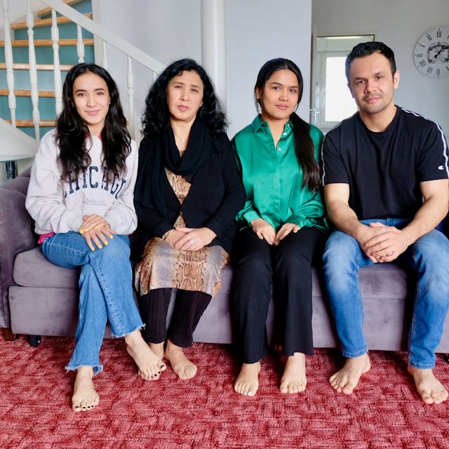 Familie Ashrafi sitzt auf dem Sofa.