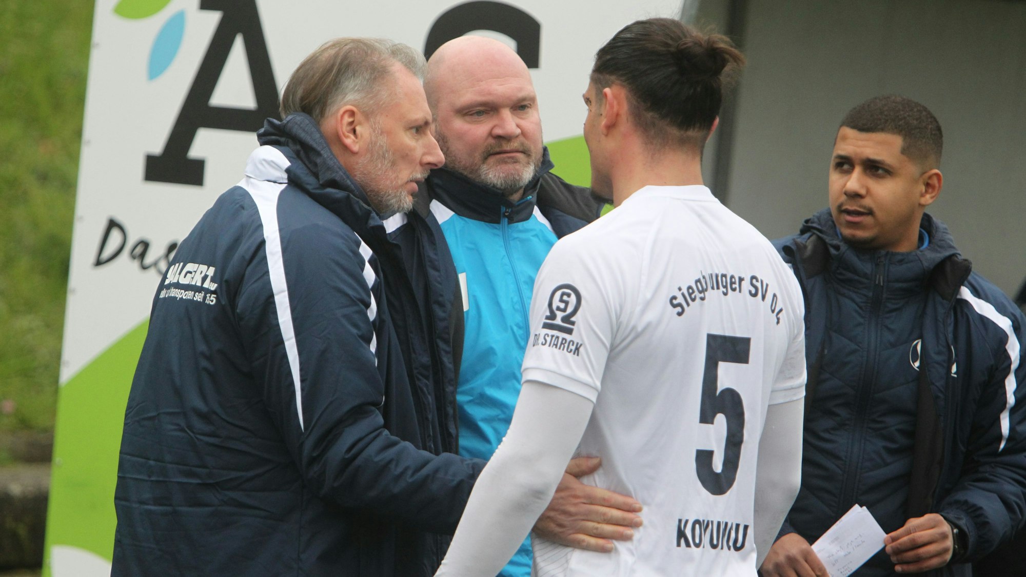 SSV-Trainer Alexander Voigt (Zweiter von links) wechselt zur Pause drei Spieler aus, unter anderem Burak Koyuncu (vorne).