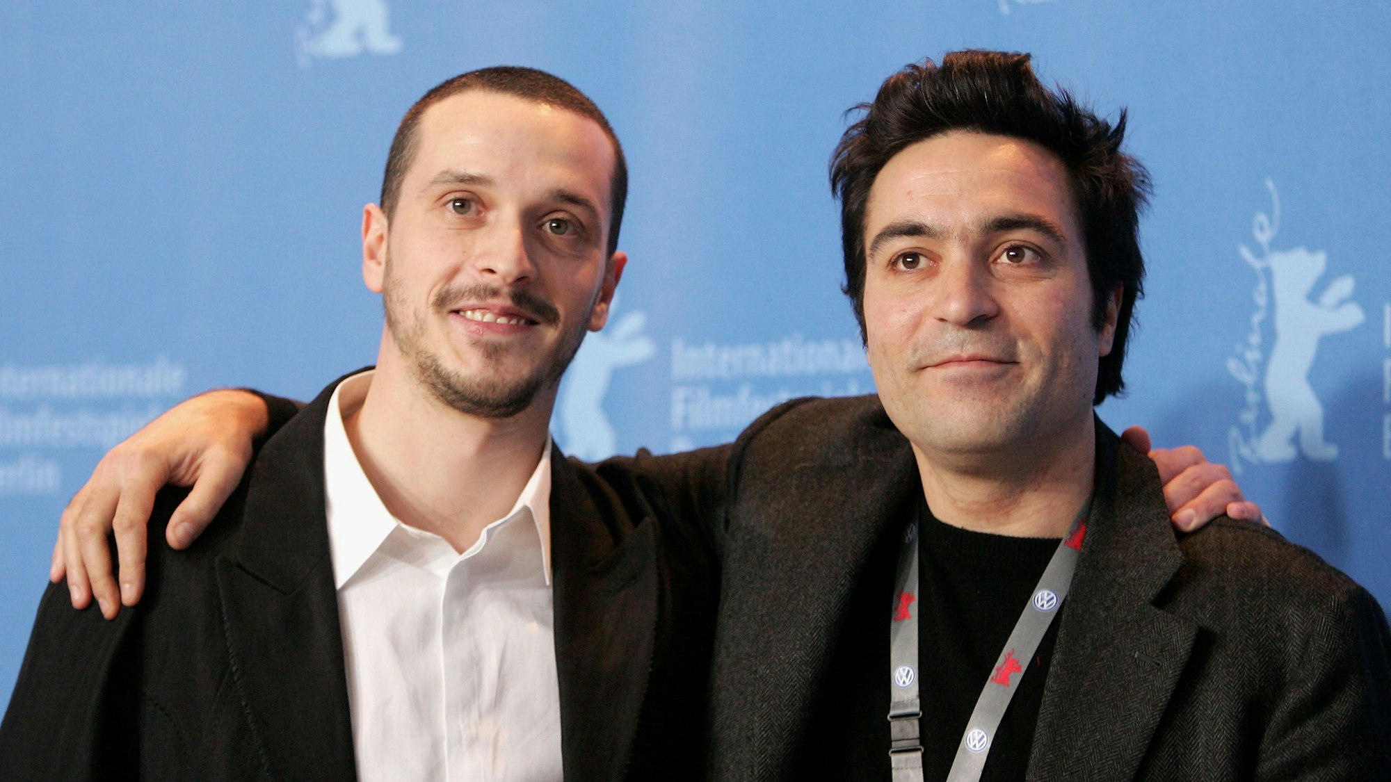 Christo Jivkov posiert mit Regisseur Saverio Costanzo für die Kameras.