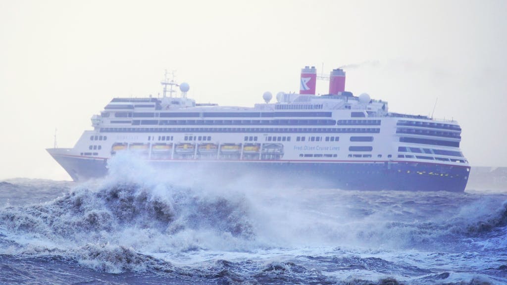 Ein Kreuzfahrtschiff bei starkem Wellengang.