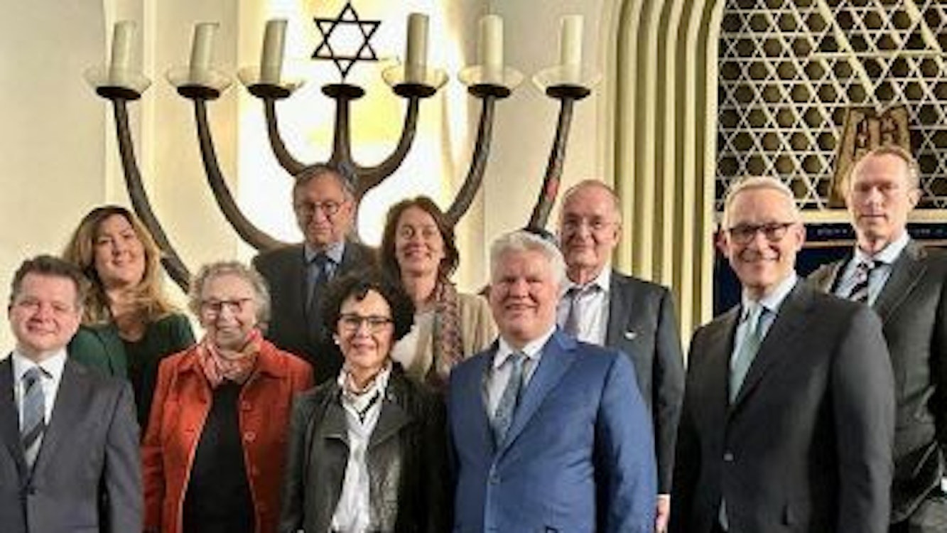 Die Gründungsmitglieder des Vereins Jüdisches Leben in Europa stehen in den Räumen der Kölner Synagogen-Gemeinde