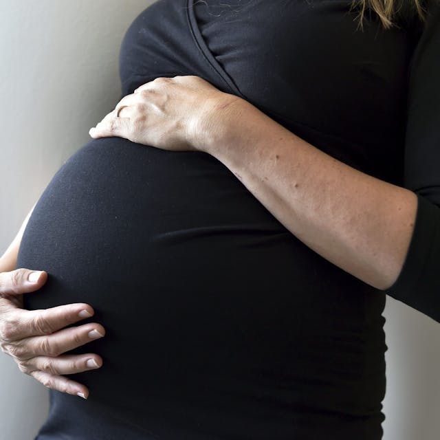 Eine schwangere Frau hält sich den Bauch. (Symbolbild)