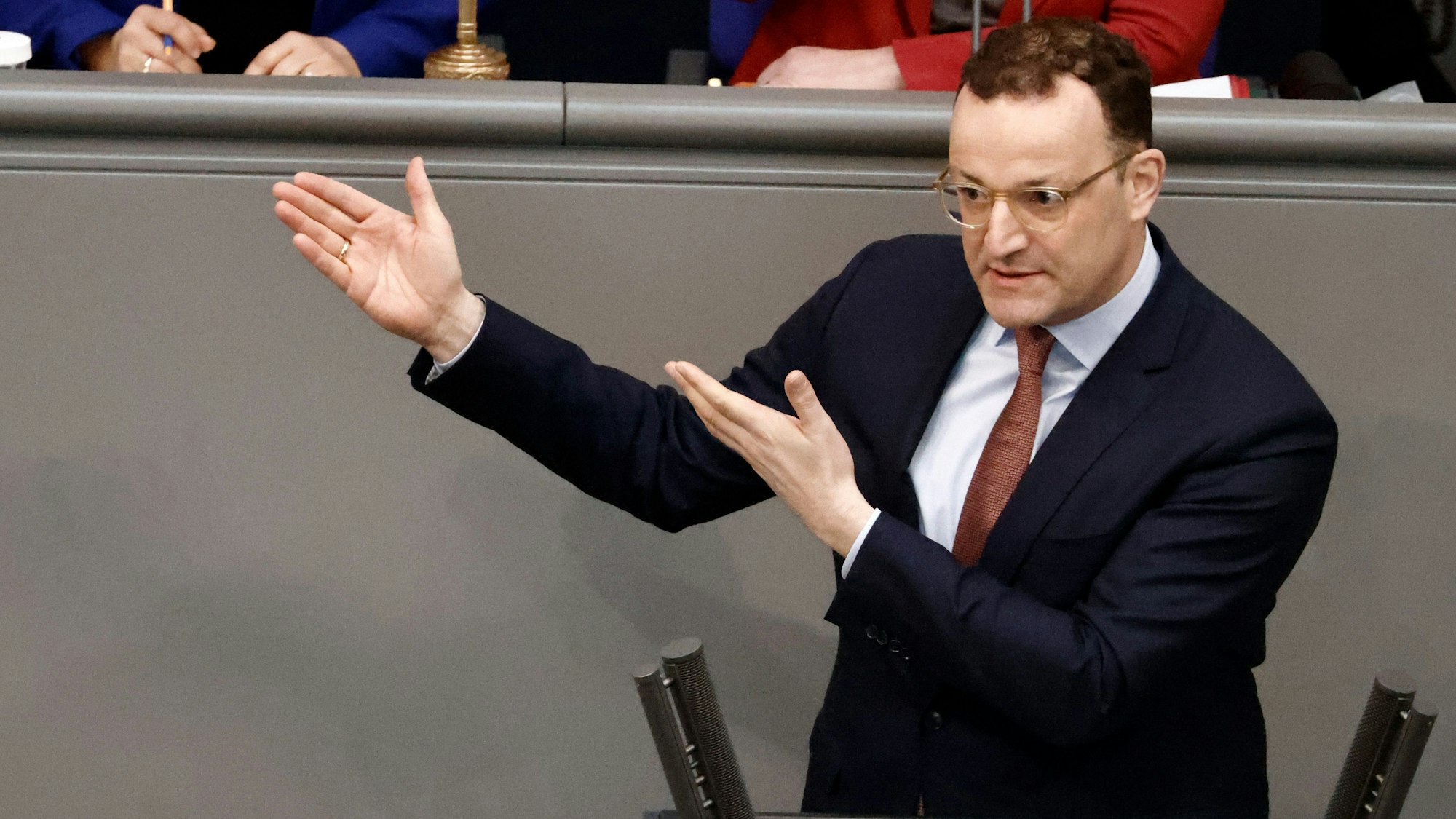 Jens Spahn (CDU) gestikuliert während einer Debatte im Bundestag.