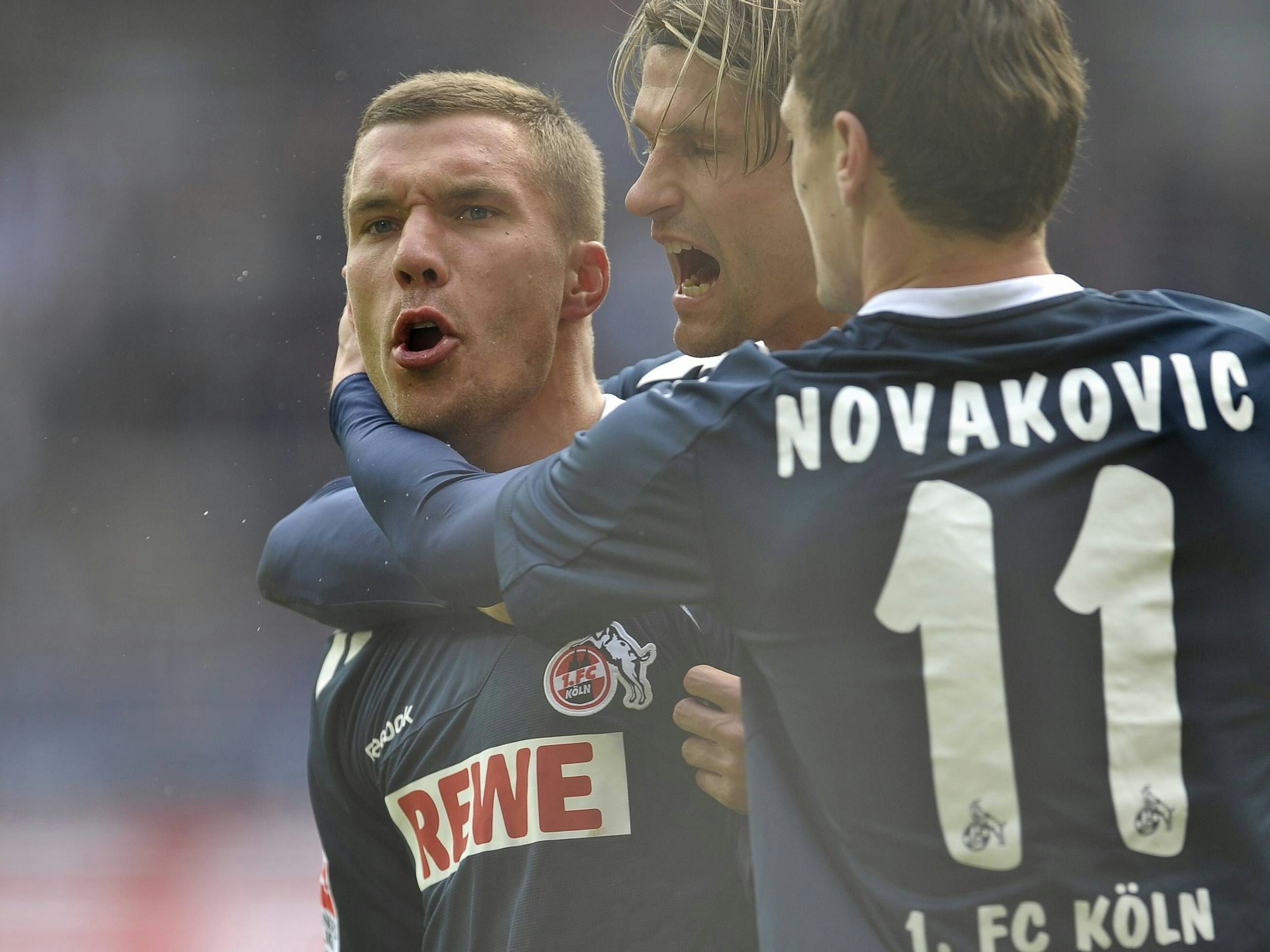 Lukas Podolski jubelt mit Milivoje Novakovic und Martin Lanig.