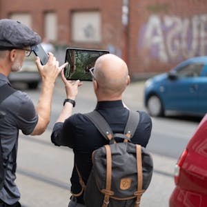 Bürger bei der Nutzung der App „Cityscaper“ während des „Places VR_ Festivals“ 2021 in Gelsenkirchen.
