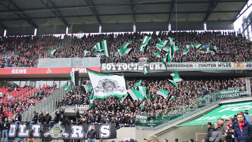 Die Fans von Borussia Mönchengladbach am 2. April 2023 im Gästeblock des Rhein-Energie-Stadions in Köln.