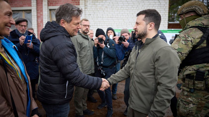 Wolodymyr Selenskyj (rechts), Präsident der Ukraine, und Robert Habeck (Bündnis 90/Die Grünen), Bundesminister für Wirtschaft und Klimaschutz, geben sich die Hand bei einem Besuch in Jahidne.&nbsp;