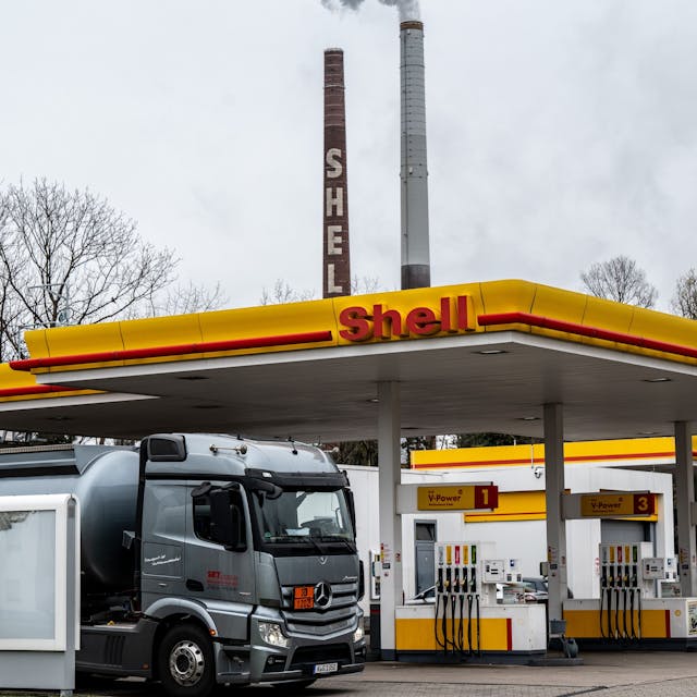 Ein Tanklaster steht an der Tankstelle an der Shell-Raffinerie in Godorf.