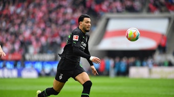 Ramy Bensebaini, hier beim Bundesliga-Derby gegen den 1. FC Köln am 2. April 2023, soll Borussia Mönchengladbach angeblich im Sommer Richtung Dortmund verlassen.
