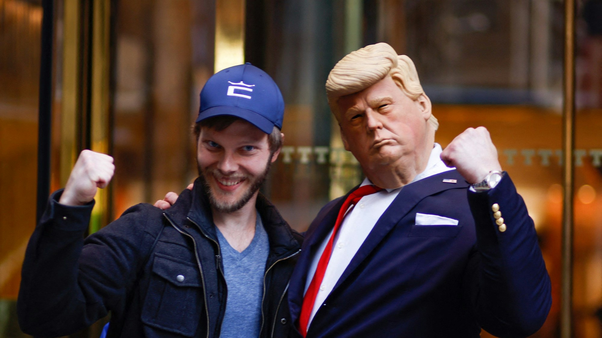 Auch Trumps Gegner machen bereits mobil: Ein Aktivist in der Maske des Ex-Präsidenten posiert vor dem Trump-Tower in Manhattan, dem Sitz der Unternehmensgruppe des Milliardärs.