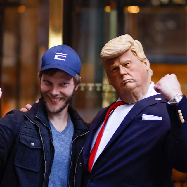 Auch Trumps Gegner machen bereits mobil: Ein Aktivist in der Maske des Ex-Präsidenten posiert vor dem Trump-Tower in Manhattan, dem Sitz der Unternehmensgruppe des Milliardärs.