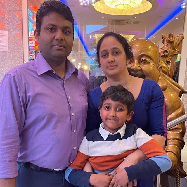 Die Eltern Tiju und Biby Pattatahanath mit ihrem Sohn Telvin.