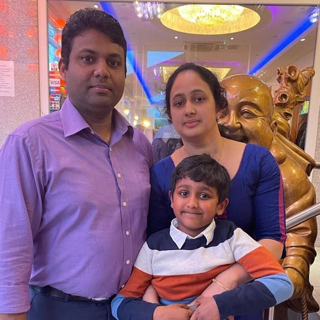 Die Eltern Tiju und Biby Pattatahanath mit ihrem Sohn Telvin.