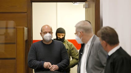 Der Angeklagte Thomas Drach wird stets von SEK-Beamten in den Gerichtssaal des Landgerichts Köln gebracht.