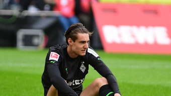 Enttäuschte Blicke bei Florian Neuhaus von Borussia Mönchengladbach. Der 26-Jährige wurde am Sonntag (2. April 2023) beim Derby gegen den 1. FC Köln im Strafraum gefoult – sein Team bekam aber keinen Elfmeter zugesprochen.
