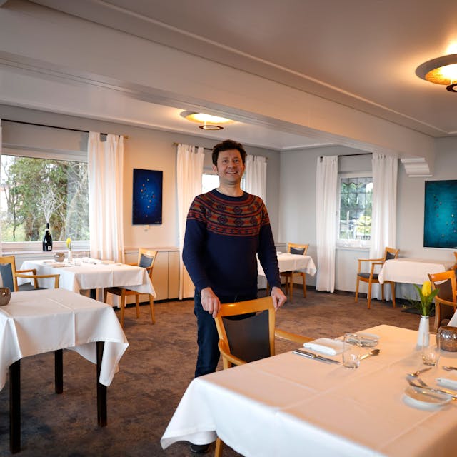 Thomas Lösche steht in seinem Sternerestaurant "Zur Tant" in Köln. Die Einrichtung ist schlicht und dominiert von der Farbe Weiß.&nbsp;