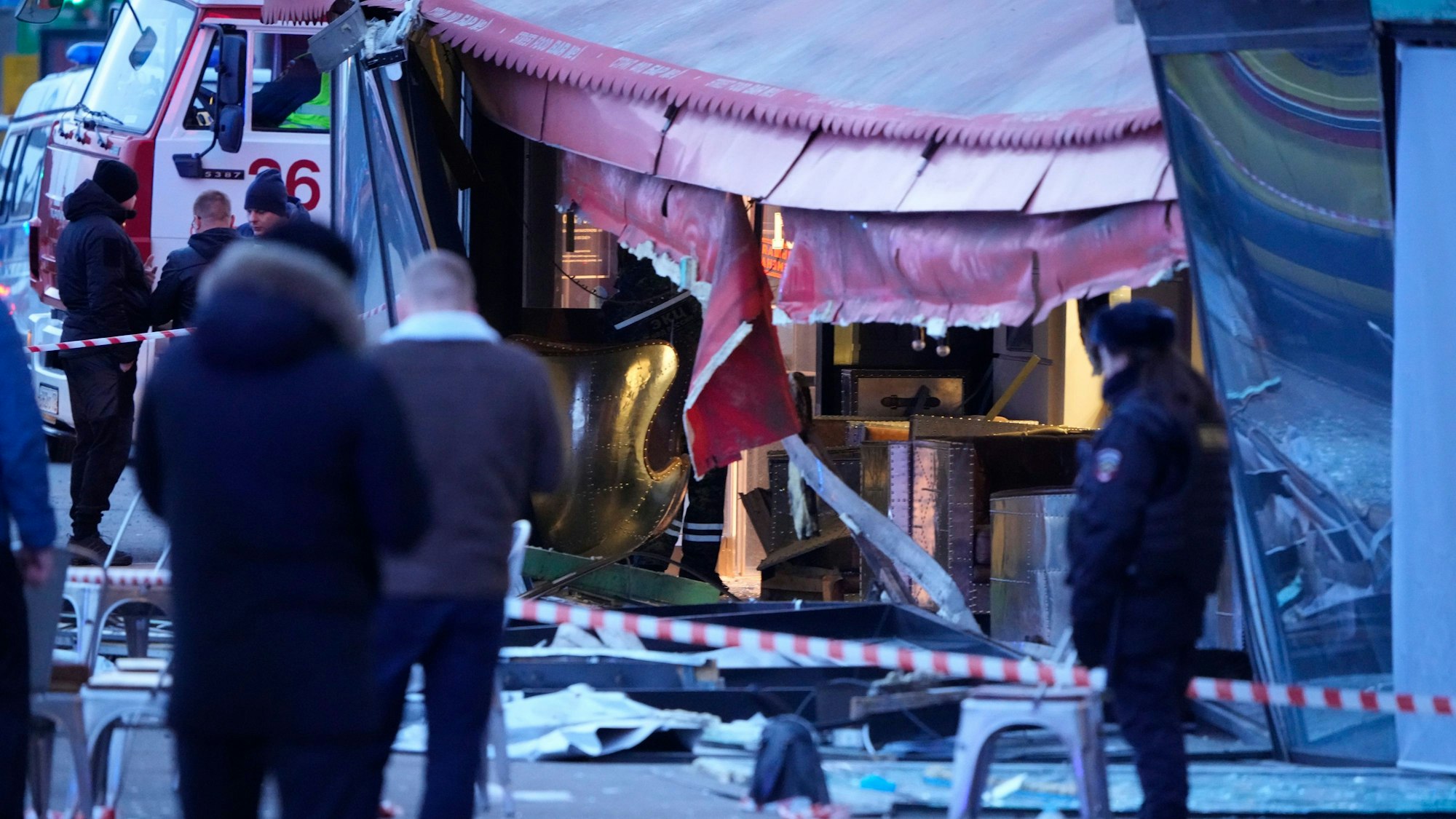 St. Petersburg: Russische Ermittler und Polizisten stehen am Tatort nach einer Explosion in einem Café. Der russische Militärblogger Wladlen Tataskij ist durch die Detonation getötet worden.