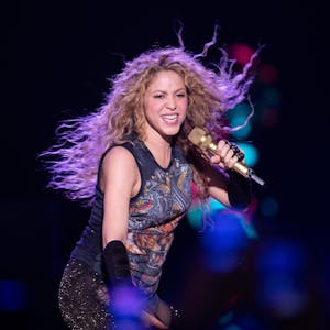 03.06.2018, Hamburg: Die kolumbianische Sängerin Shakira steht während des Auftaktkonzertes ihrer «El Dorado World Tour» in der Barclaycard Arena auf der Bühne. Foto: Daniel Reinhardt/dpa - ACHTUNG: Nur zur redaktionellen Verwendung im Zusammenhang mit der aktuellen Berichterstattung über das Konzert. ++ +++ dpa-Bildfunk +++